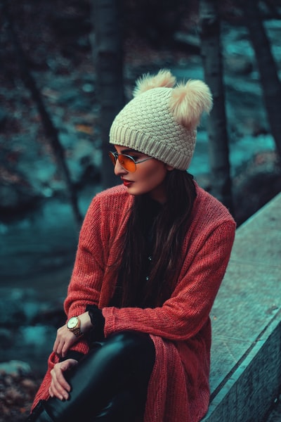 穿红色开衫的女人